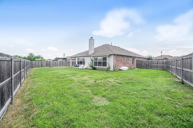 Building Photo - 1327 Primrose Dr