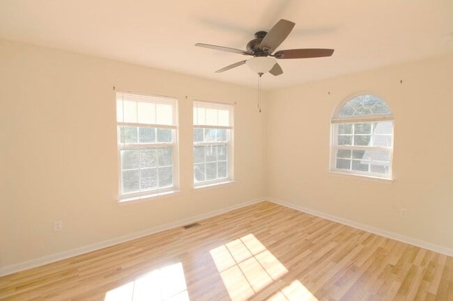 Building Photo - 351 Emerson Ln