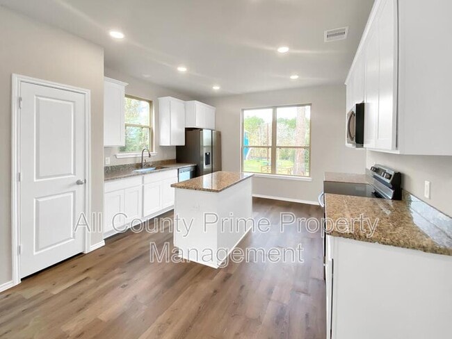 Building Photo - 807 Commanche Rd