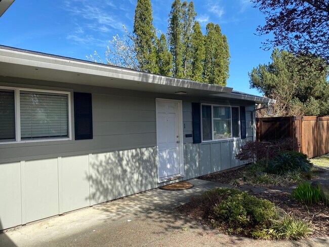 Building Photo - 749 NE 20th Pl