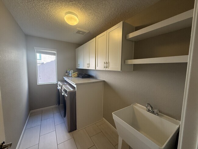 Building Photo - 6624 Yawkey Way NE