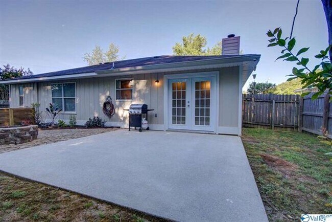 Building Photo - THREE BEDROOM/TWO BATH SPACIOUS RANCH - GR...