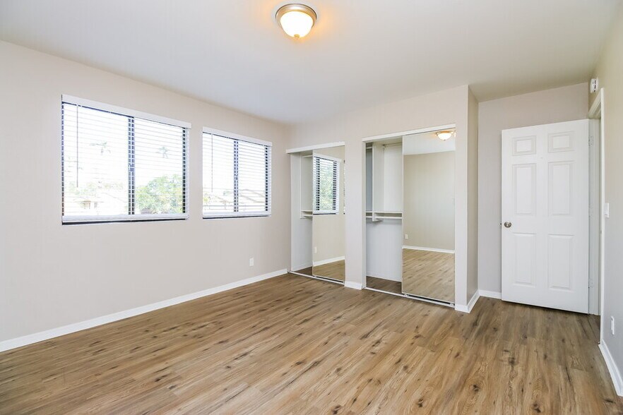 Building Photo - 921 S Val Vista Dr