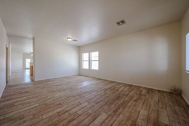Building Photo - Stylish 4BD , 2 BA Home with Remodeled Bac...