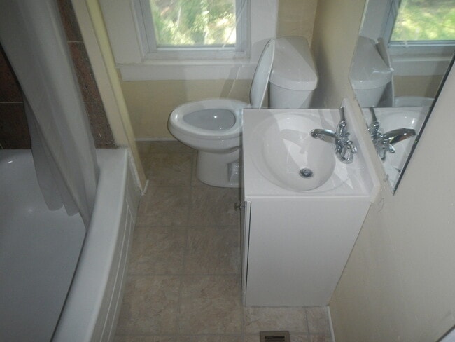 Building Photo - Bright & Comfortable Waltherson Townhouse