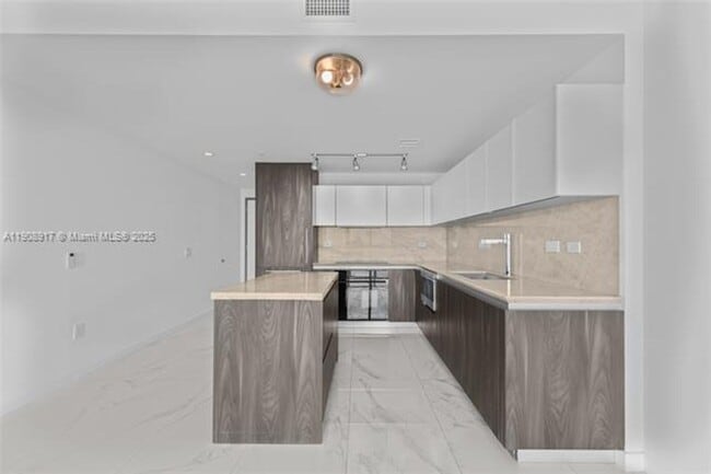 Building Photo - 3131 NE 7th Ave