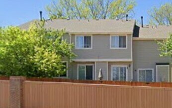 Building Photo - Very Nice 2 Bedroom, 2 1/2 Bath Townhome in Quail Run! Community Pool & Tennis Courts! Minutes To...