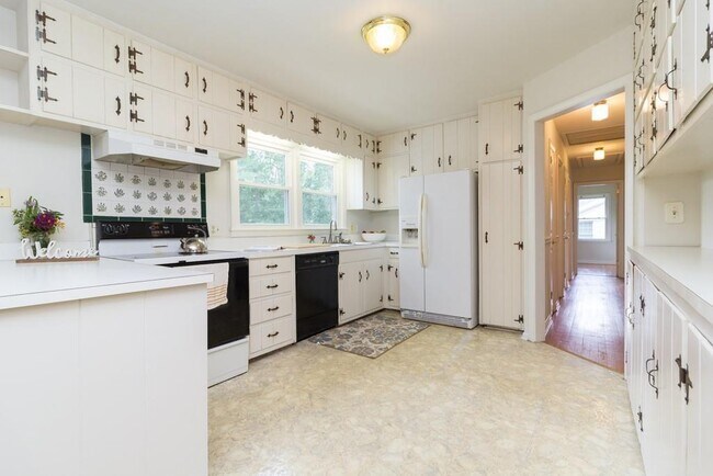 Building Photo - 2118 Allaire Ln NE