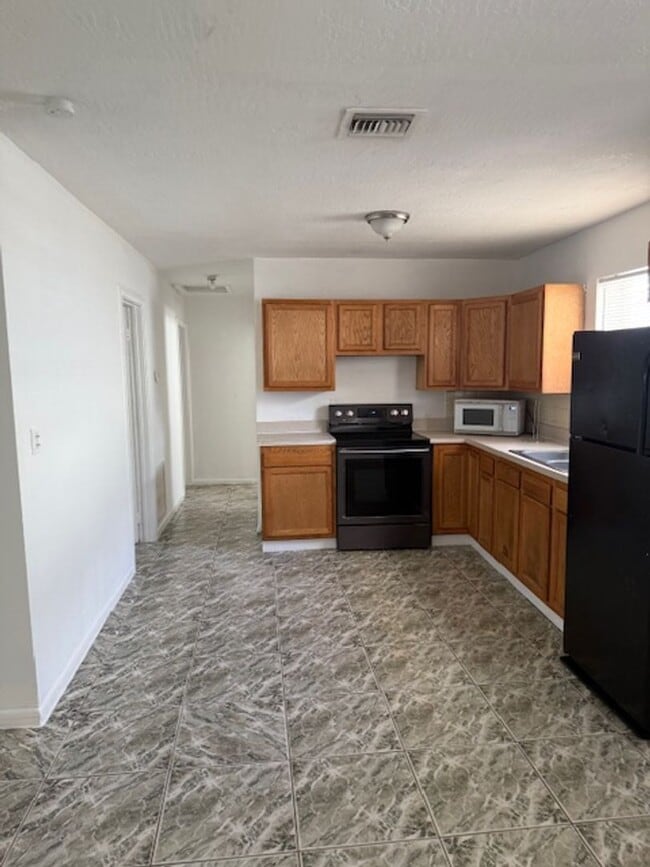 Building Photo - SPACIOUS 3/2 GREAT FAMILY HOUSE