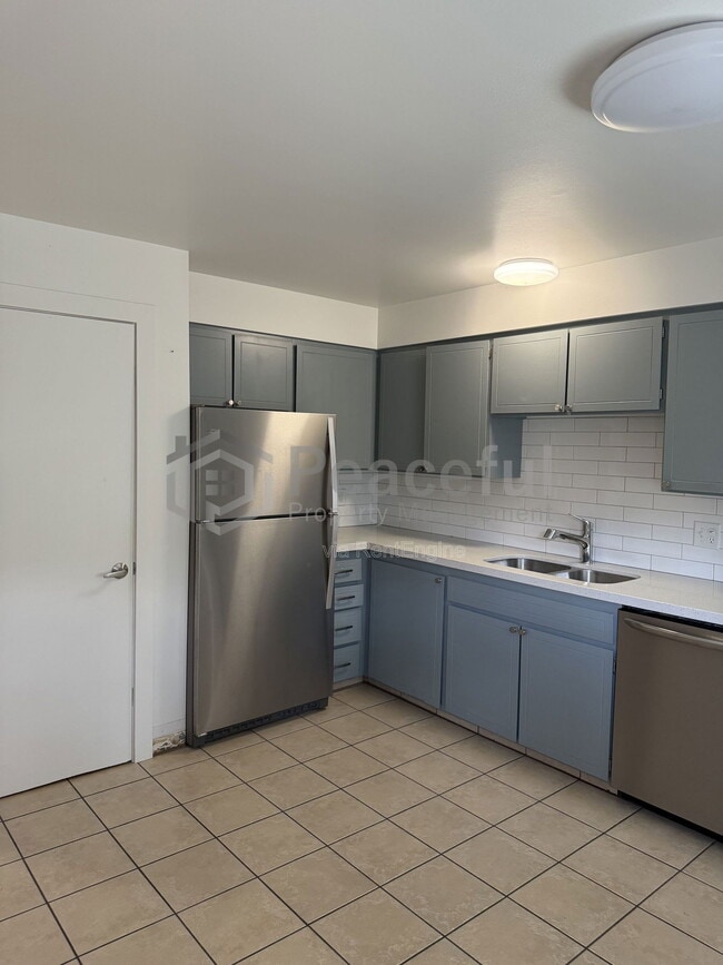 Building Photo - 2025 Broadmoor St S