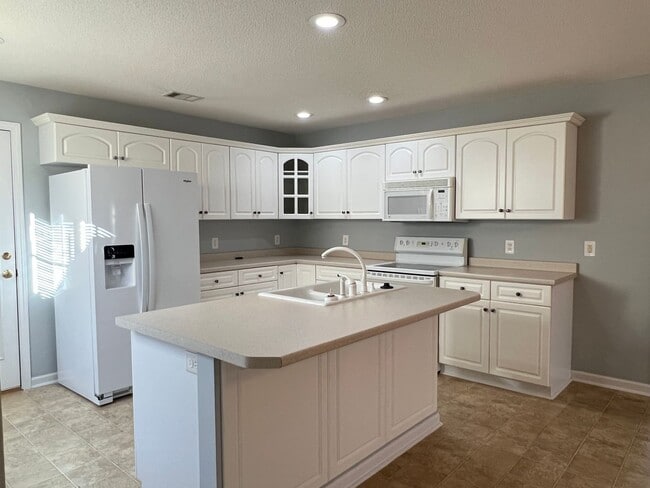 Building Photo - Absolutely Adorable Home Near Lake Joy Elementary