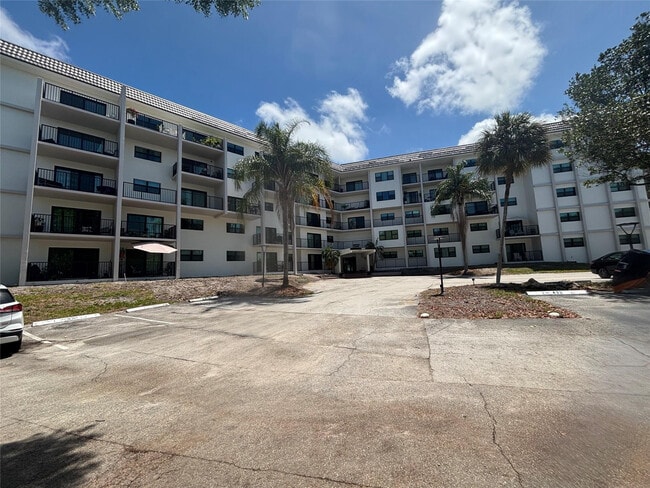 Building Photo - 900 River Reach Dr