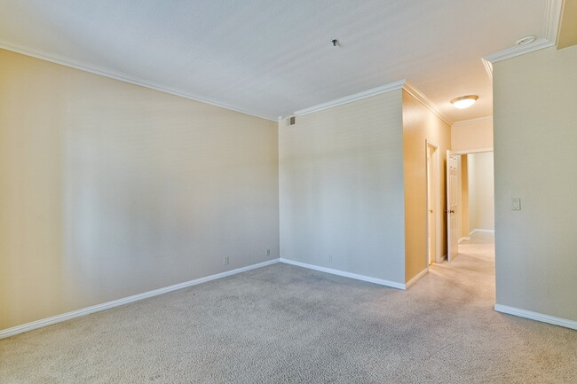 Building Photo - Large, Comfy 2BR, 2BA Condo with Convenient Location