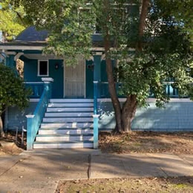Building Photo - 3 Bed | 2 Bath | McKinley Park Area — $3,375/Month