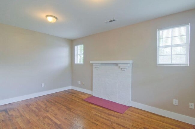 Building Photo - Knoxville 37917 - 2 bedroom, 1 bath home -...