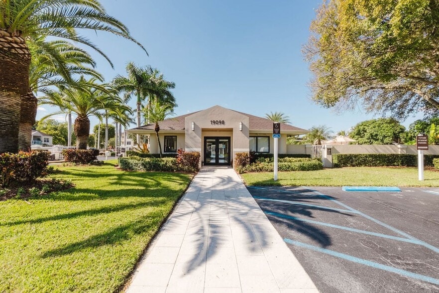 Building Photo - Legacy Palm Gardens