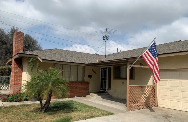 Primary Photo - 3 BEDROOM 2 BATH IN DESIRABLE RIVERSIDE AREA