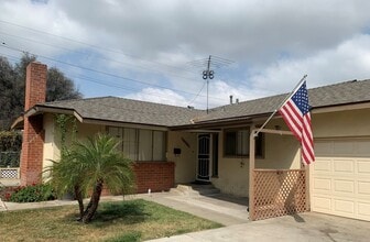 Building Photo - 3 BEDROOM 2 BATH IN DESIRABLE RIVERSIDE AREA