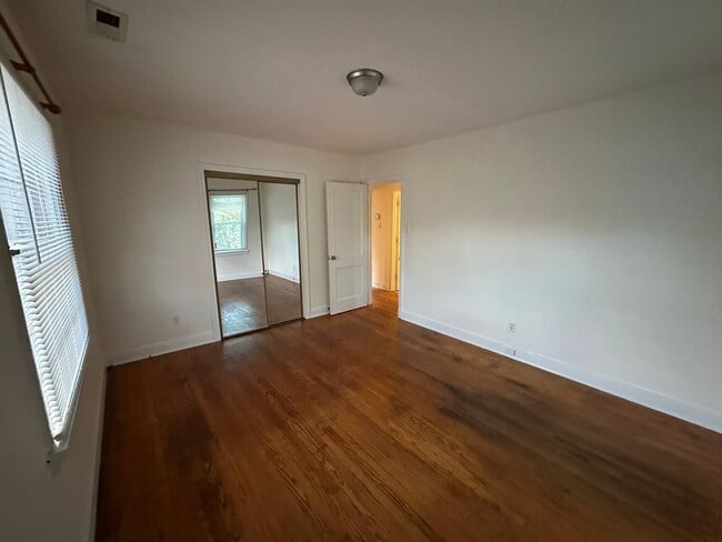 Building Photo - Rancher with Large Back Yard!