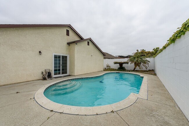 Building Photo - Your Newly Renovated Huntington Beach Oasi...