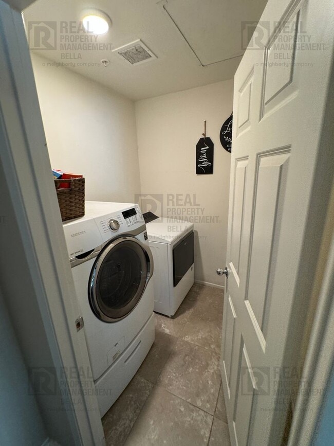 Building Photo - 31372 McKenna Ct