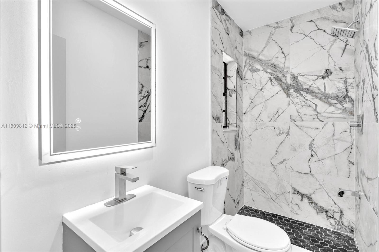 Building Photo - 418 S 57th Way