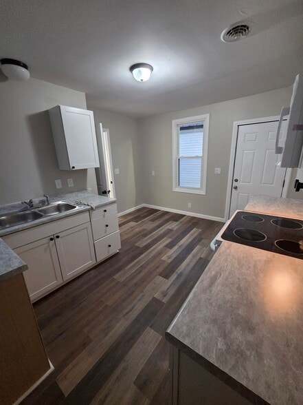 Building Photo - 837 Beal St