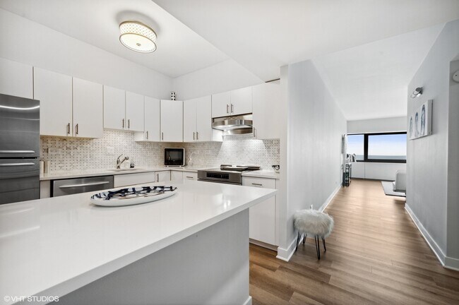 Building Photo - 175 E Delaware Pl