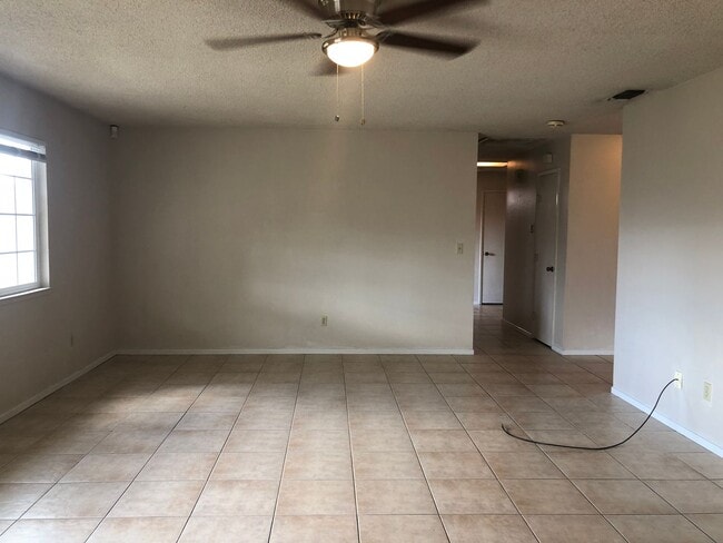 Building Photo - Walking distance to CSU Stanislaus