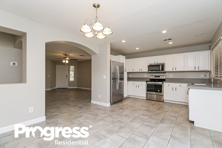 Building Photo - 10846 E Dragoon Ave