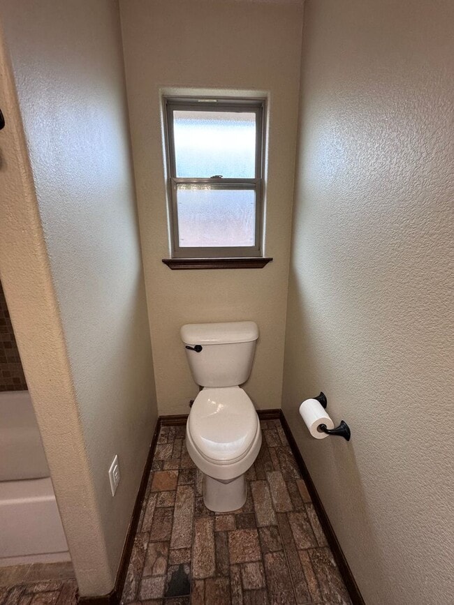 Building Photo - Beautiful 4 bed 2 bath home Available Now!