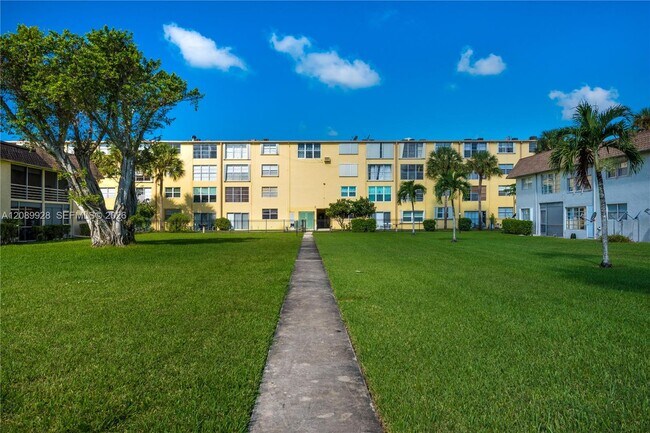 Building Photo - 9949 Sandalfoot Blvd