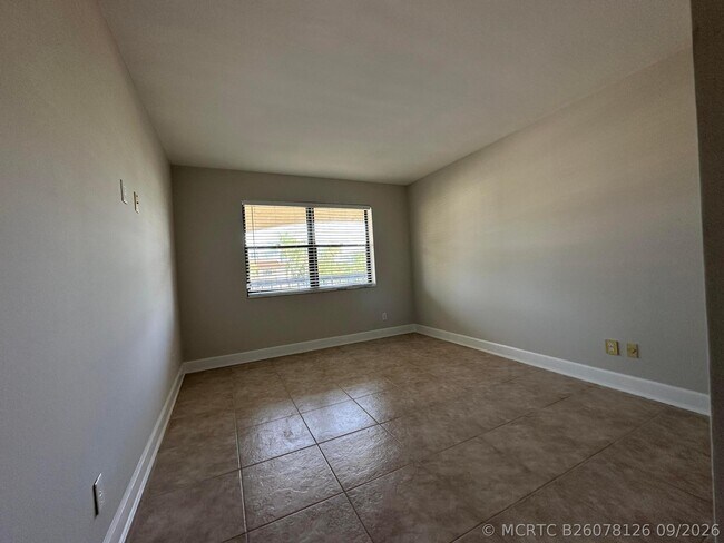 Building Photo - 309 Lake Cir