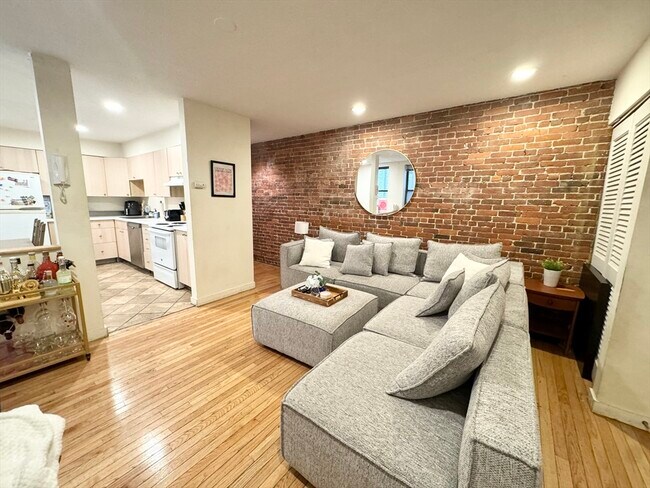 Building Photo - 71 Gainsborough St