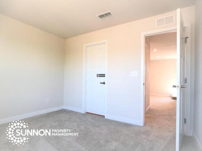 Building Photo - Beautiful 4 Story Townhome in South Charlotte!