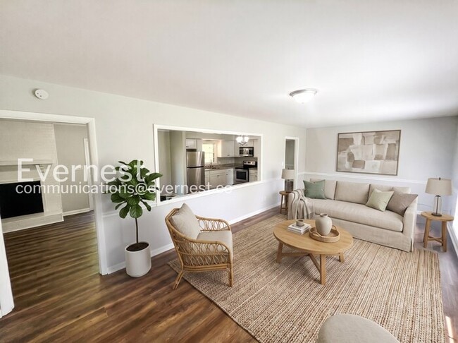 Building Photo - 4 Bed, 2.5 Bath Home with Fenced Yard / Pet-Friendly / Coming Soon!