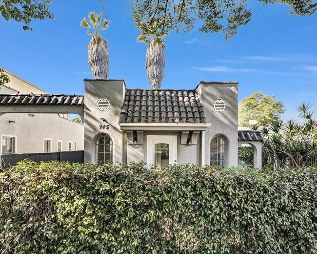 Building Photo - 743 3/4 Occidental Blvd