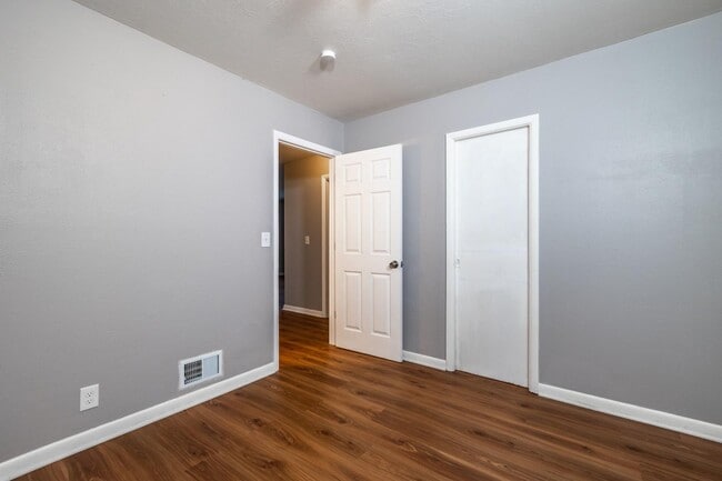 Building Photo - Stylish Simplicity: 2 Bed, 1 Bath Single-F...