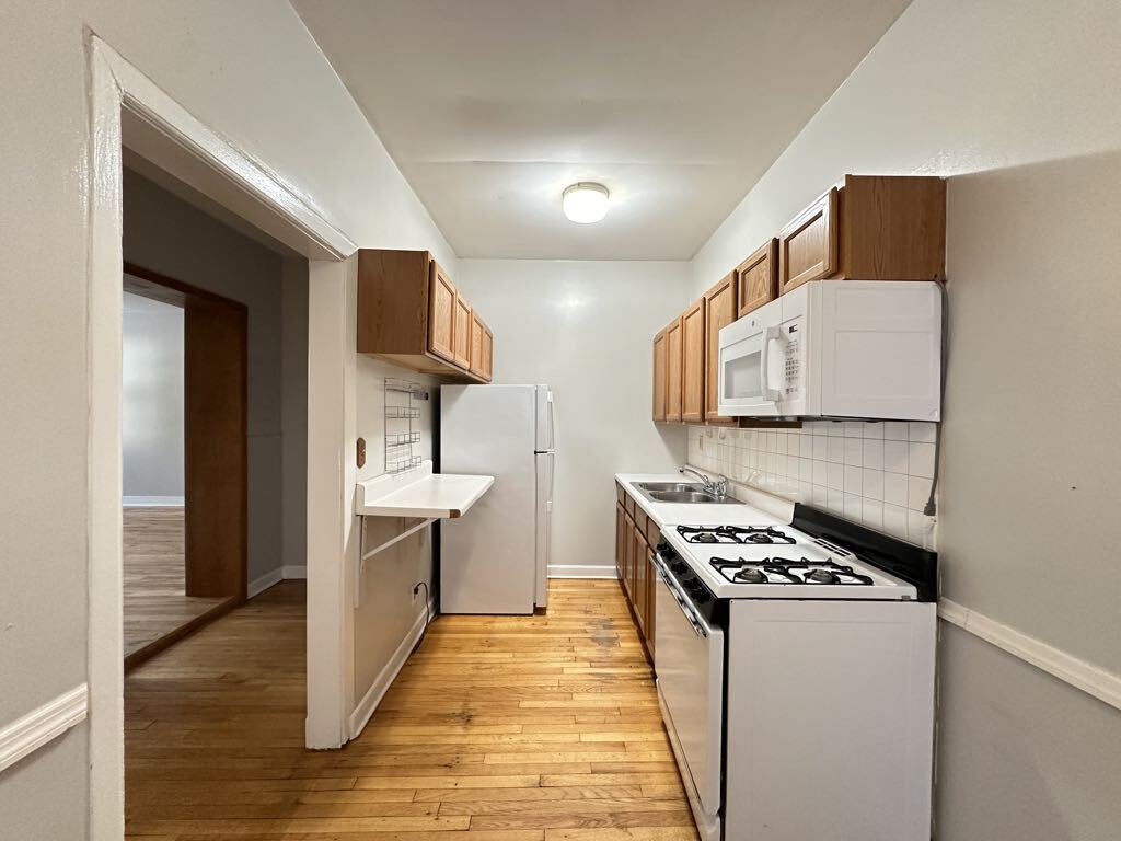 Building Photo - 1034 W George St