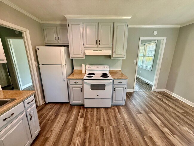 Building Photo - 2 Bedroom Home in Burlington with Hard Surface Flooring & Covered Porch