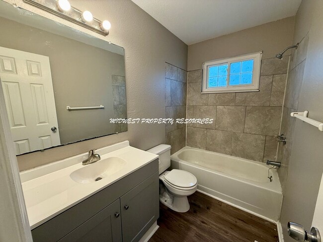 Building Photo - 2 Bedroom Duplex