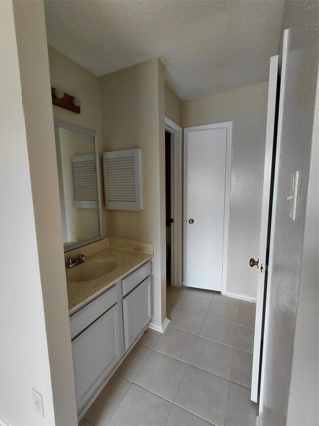 Building Photo - 16511 Parkridge Ct