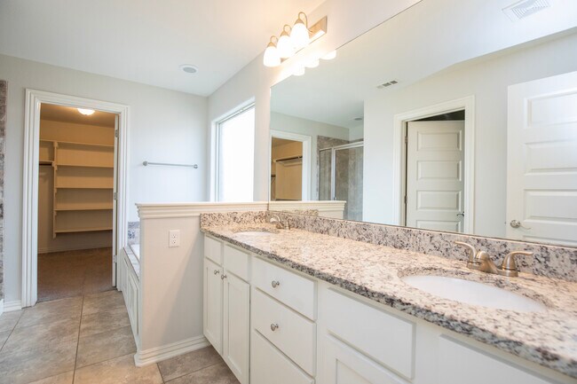 Building Photo - 4000 SW Hollyhock St