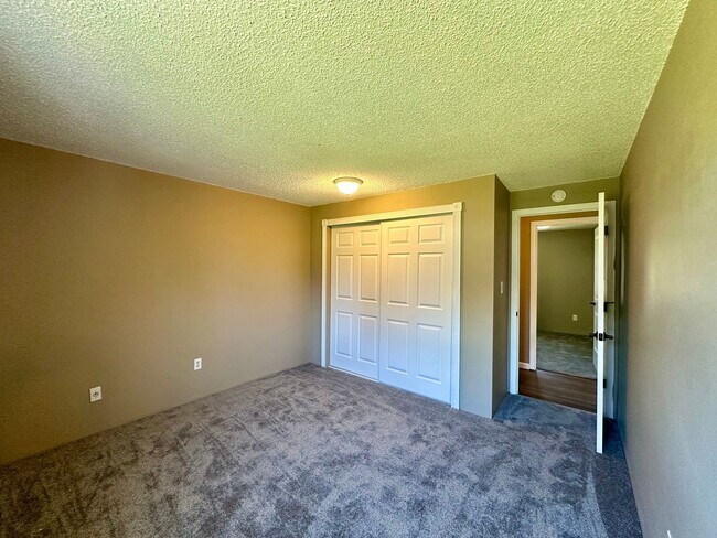Building Photo - Pet-Friendly 4 Bedroom Home with Fenced Yard & Air Conditioning