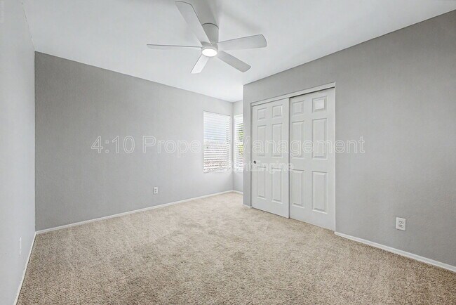 Building Photo - 3236 E Hiddenview Dr
