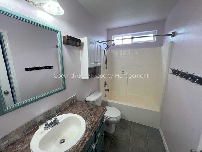 Building Photo - 3 bed, 2 bath house