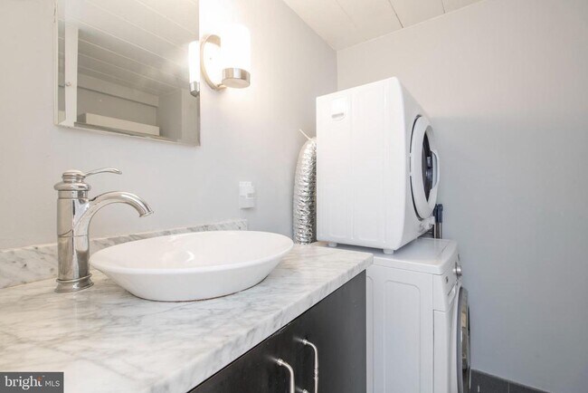 Building Photo - 313 Arch St