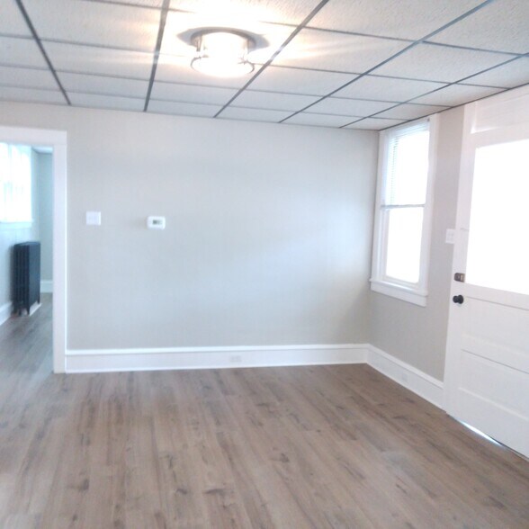 Front door and livingroom - 35 Manor Ave