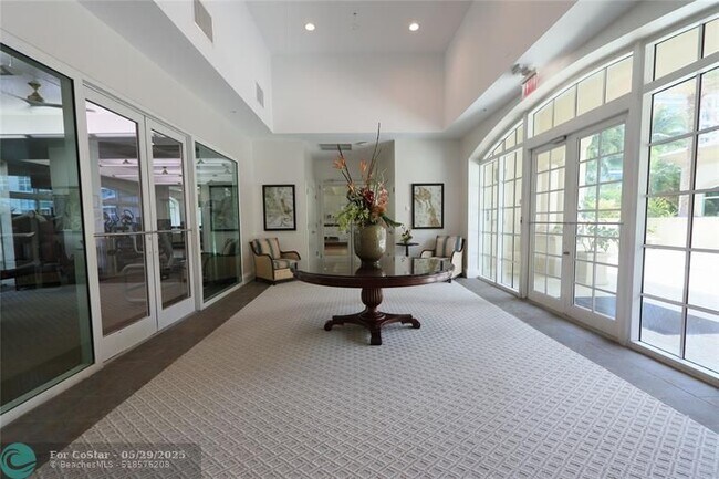 Building Photo - 411 N New River Dr E