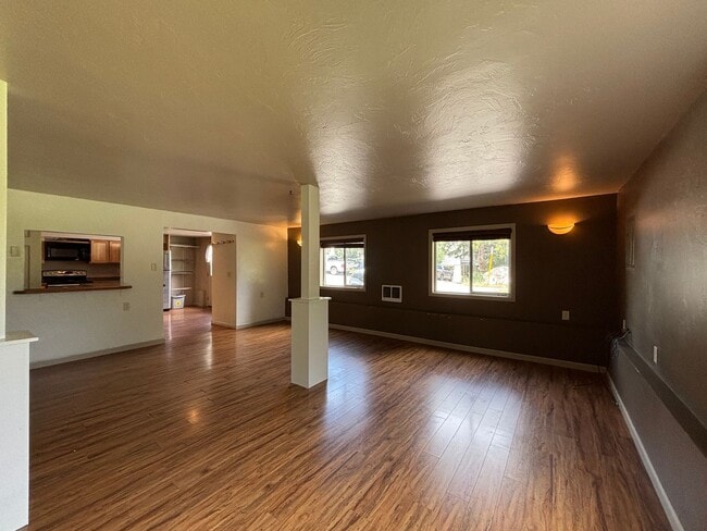 Building Photo - 1402 S Willson Ave